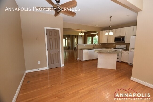 Foto del edificio - 888 Stonehurst Ct