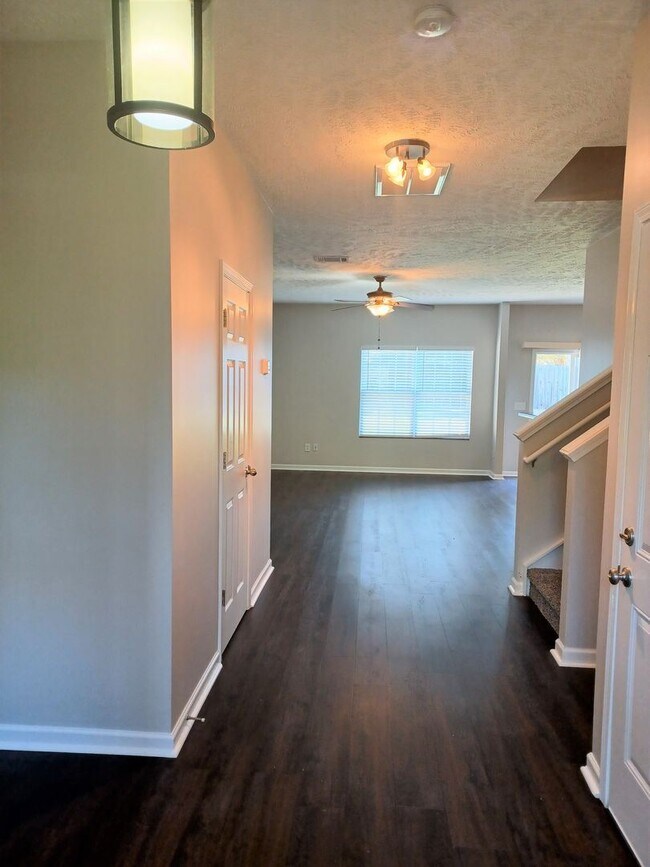 Foto del edificio - 3 br, 2.5 bath House - 8116 Valley Oak Drive