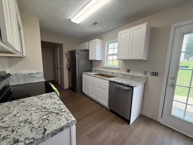 Foto del edificio - 1240 Shannon Ln