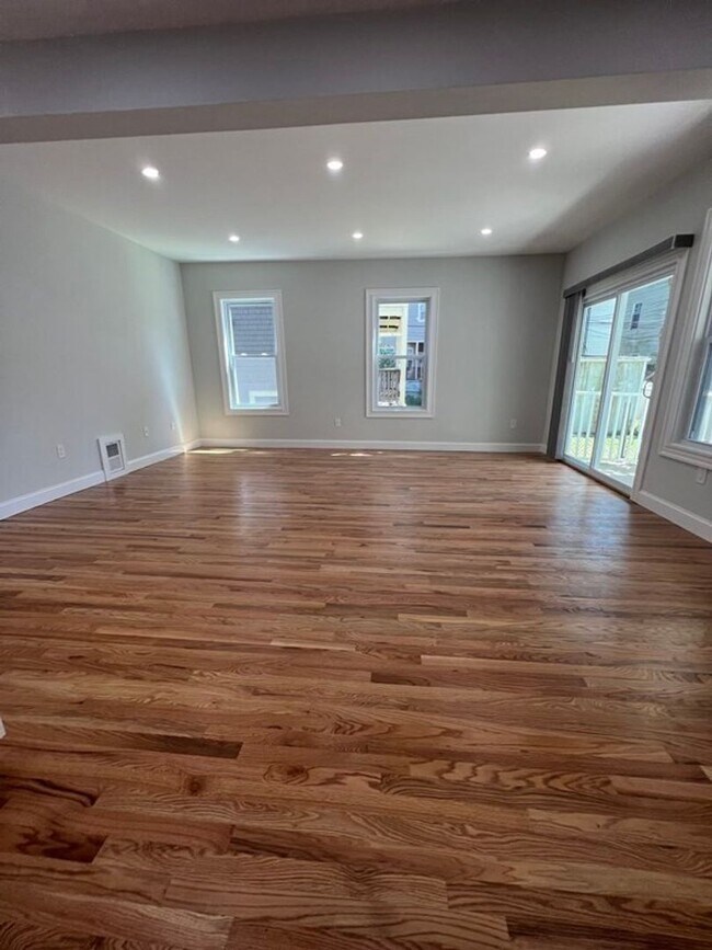 Foto del edificio - Huge 4 Bed 2 Bath in Dorchester