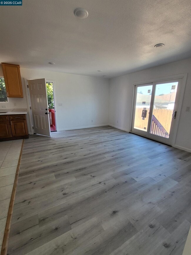 Foto del edificio - 2811 Tulare Ave
