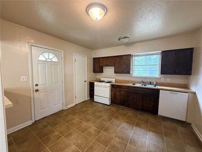 Building Photo - 2205 Dogwood Pl