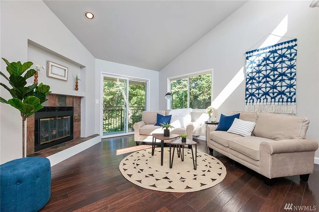 Well lite living room with gorgeous hardwood floors - 9800 Roosevelt Way NE