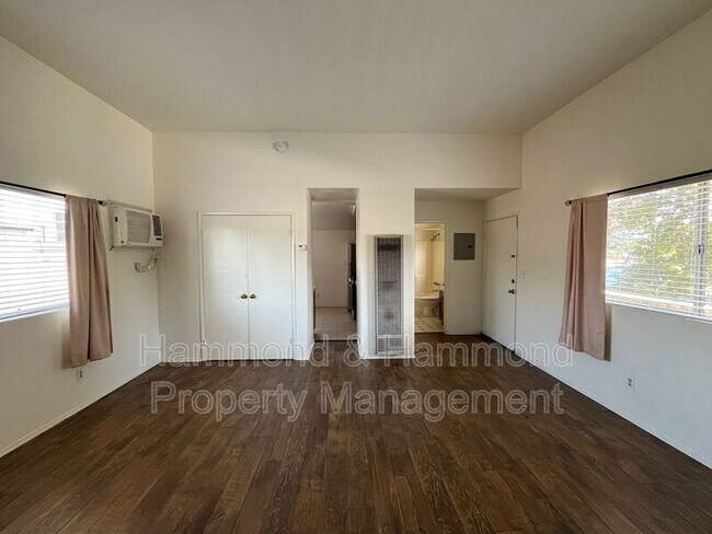 Building Photo - 5723 Willowcrest Ave