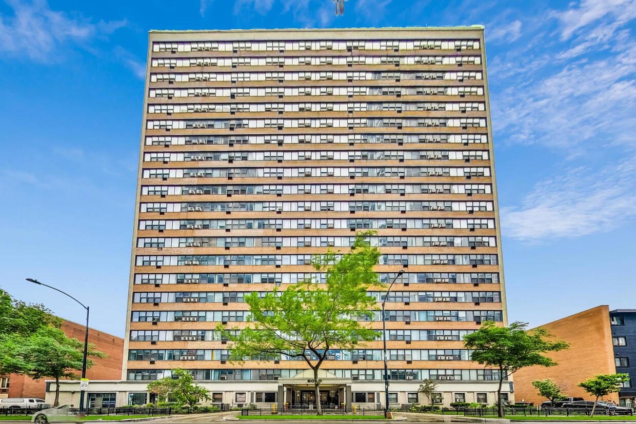 Primary Photo - 6030 N Sheridan Rd
