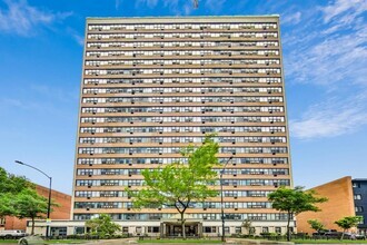 Building Photo - 6030 N Sheridan Rd
