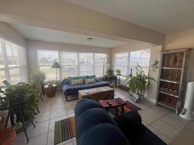 Building Photo - Beach Side Bungalow