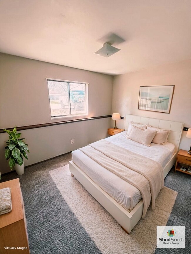 Foto del edificio - Updated 2 bed 1 bath main floor apartment with covered detached garage