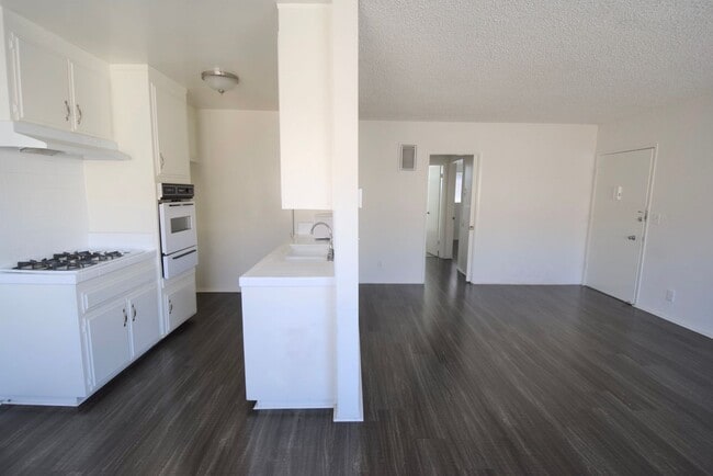 Building Photo - 10819 Camarillo St