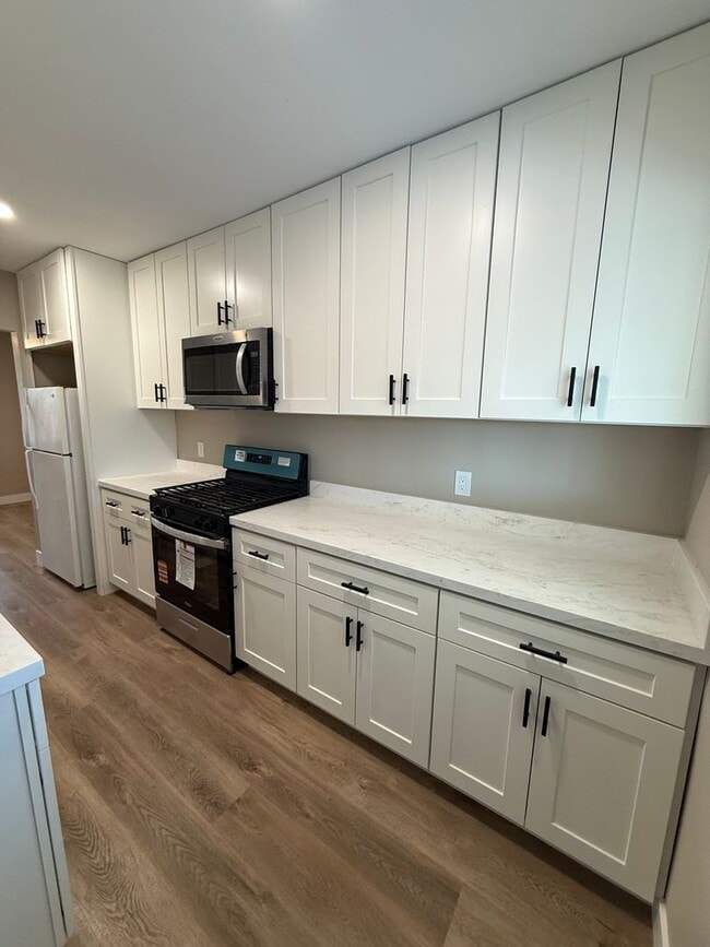 Building Photo - Fully Renovated 2 Bed 1 Bath Home