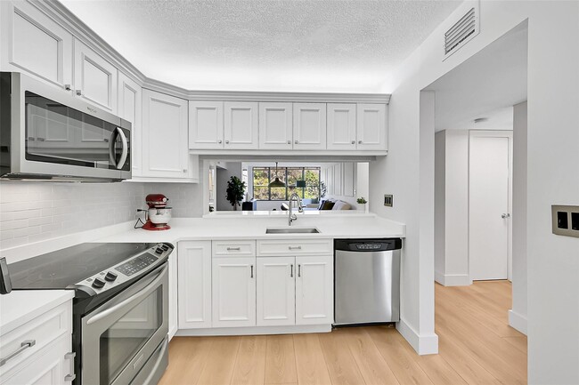Building Photo - 2660 Carambola Cir N
