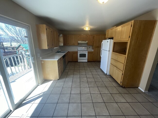 Foto del edificio - Spacious 6-Bed Oasis with Finished Basement & Cozy Fireplace.