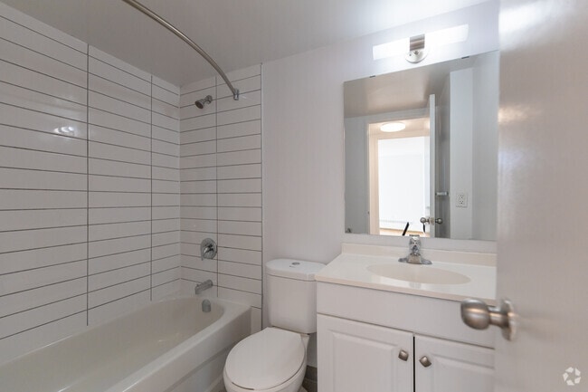 1BR, 1BA - 755SF - Bathroom - 30 Carabob Court