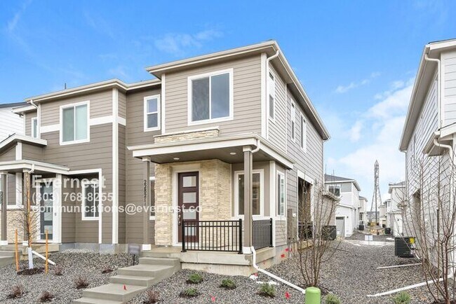 Building Photo - Spacious and Stylish Townhome with Prime L...