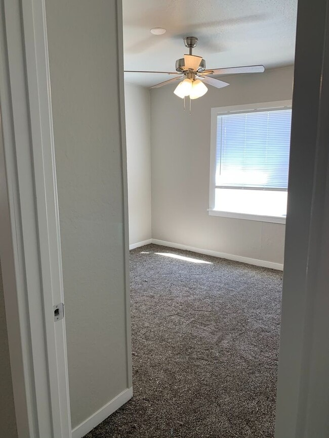 Building Photo - FULLY REMODELED Large 4/2, Close to Enloe and Chico State