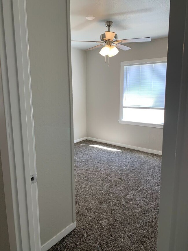 Foto del edificio - FULLY REMODELED Large 4/2, Close to Enloe and Chico State