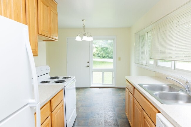 Building Photo - Townhouses Available Near UVA