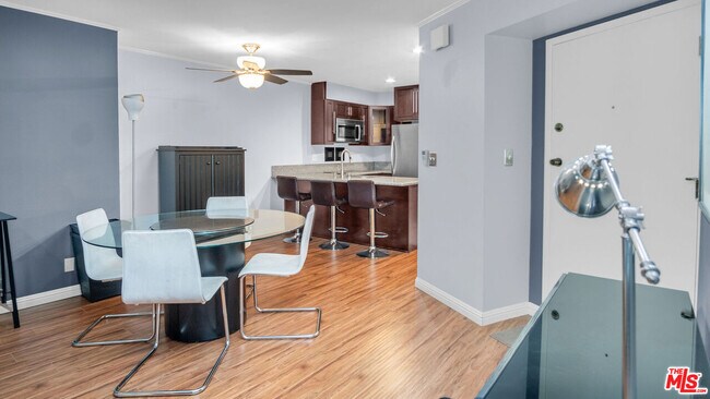 Foto del edificio - 2260 N Cahuenga Blvd