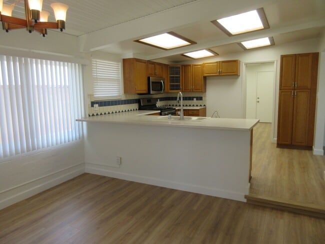 Building Photo - 10818 Paso Robles Ave