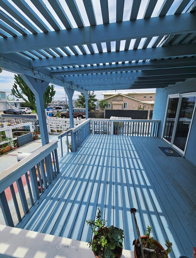 216 pies cuadrados - terraza de madera privada con cubierta de pérgola. - 934 S Myers St