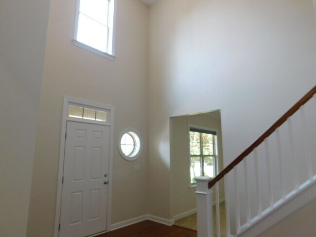 Building Photo - Beautiful 2 Story home