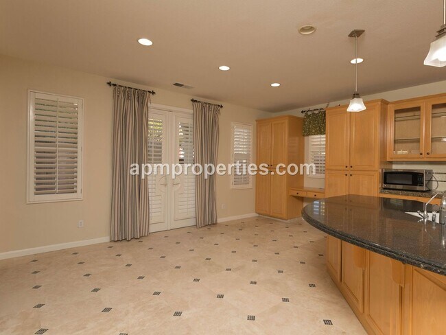 Foto del edificio - Upscale 3 Bedroom + Den, 4 bath, Detached ...