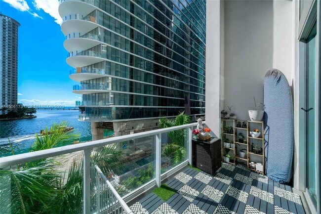 Foto del edificio - 300 S Biscayne Blvd