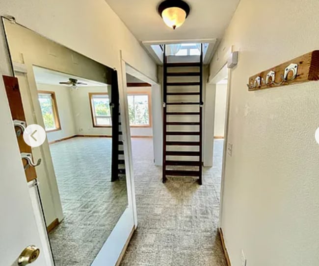 Photo - Spacious upper 3-bedroom unit with 2 full ... House