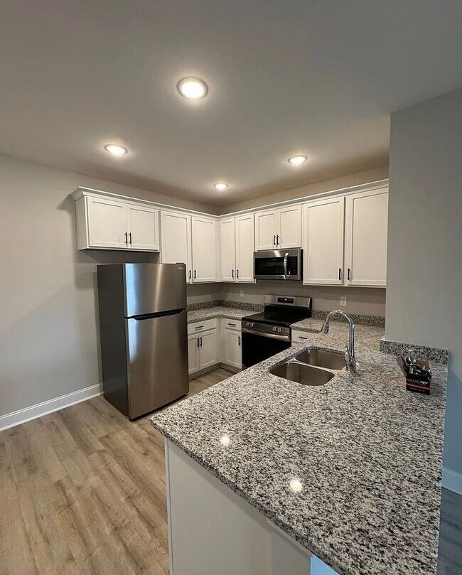 Foto del edificio - 308 Hillview Mls Blvd