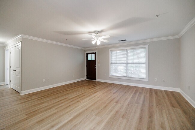 Foto del edificio - Ground-level, one-story condo in the highl...