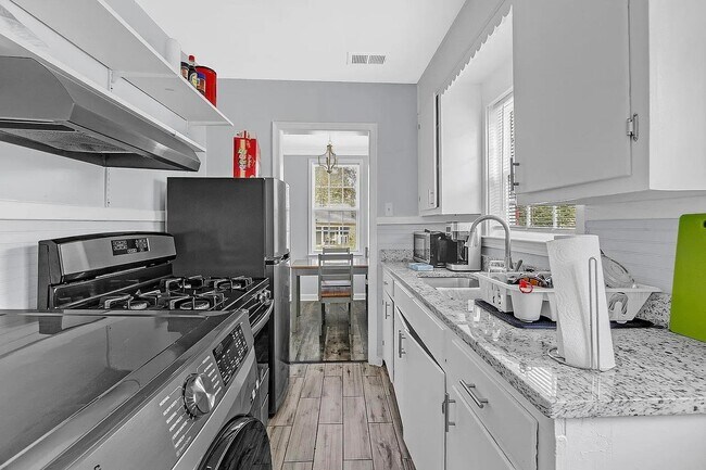 Foto del edificio - 2405 Eastwood Ave