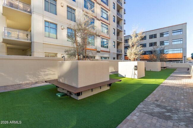 Foto del edificio - 2211 E Camelback Rd