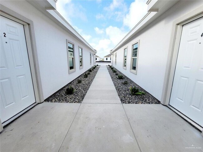 Foto del edificio - 5805 Sandpiper Ave