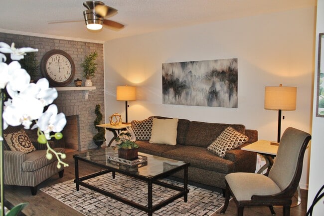 Foto del edificio - 7805 Renaissance Ct