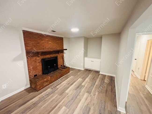 Building Photo - 1318 Woody Dr