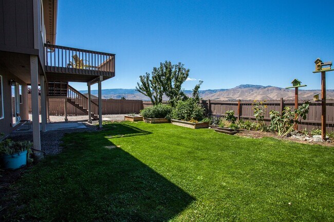 Building Photo - 2 Bedroom & 1 Bathroom with Privacy at it'...