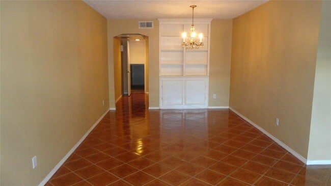 Building Photo - 468 N Post Oak Ln