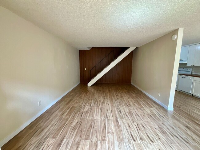 Building Photo - Updated 2BR Apartment | No Shared Walls | ...