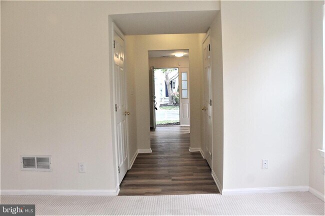 Foto del edificio - 239 William Livingston Ct