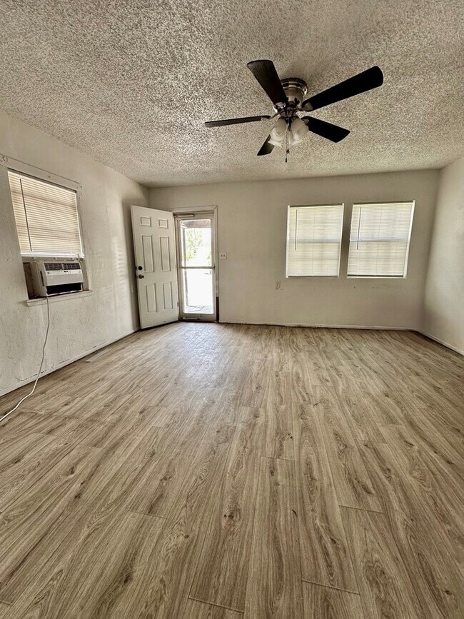 Building Photo - 805 S Pecan St