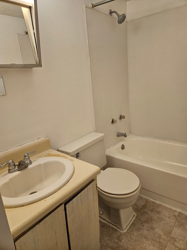 Upstairs bathroom - 2976 Donnylane Blvd