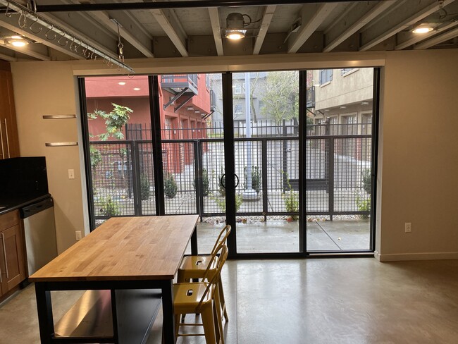 Puerta corrediza de pared completa - 1818 22nd St