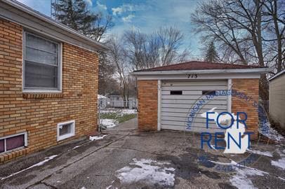 Building Photo - 713 St Clair St