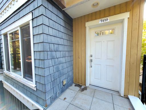 Foto del edificio - Stunning Three Level Townhome in Green Lak...
