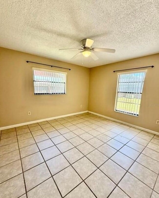 Building Photo - 2 bed 2 bath 2-plex with 1000 sf. and gara...