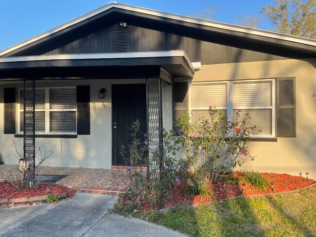 Foto del edificio - 35 Nesmith Ave