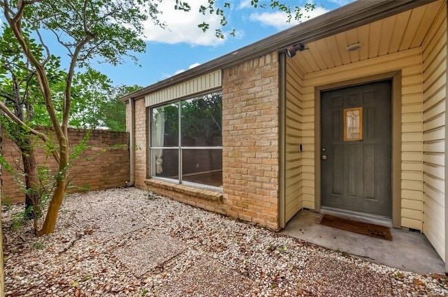 Building Photo - 9118 Wilcrest Dr