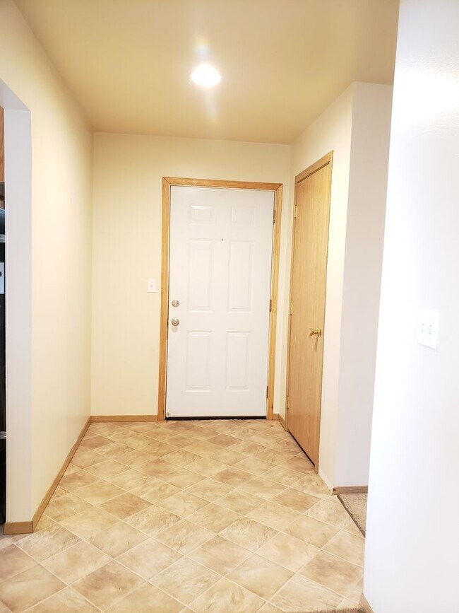 Foto del edificio - 591 Eastmont Ave