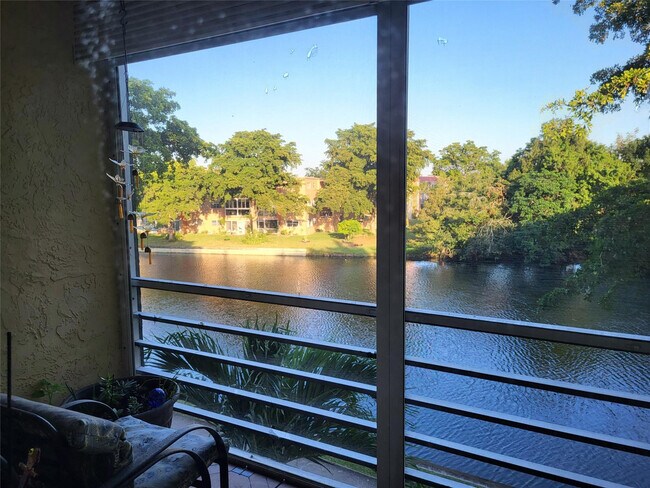 Foto del edificio - 9070 Lime Bay Blvd