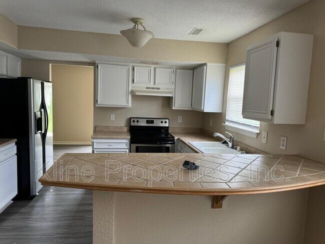 Building Photo - 878 Helm Dr